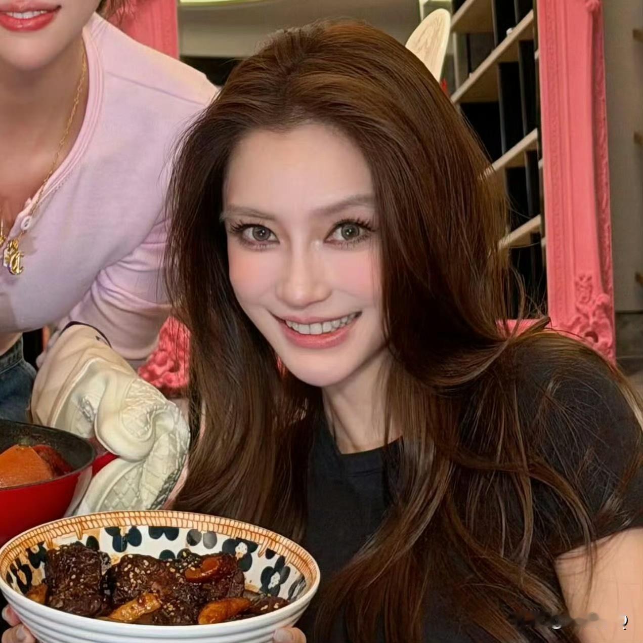 Angelababy画了一个偏欧美眼妆，看着好像一直充满野性张力的猫，不过这眼妆