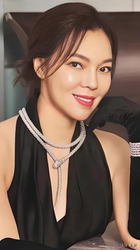 郭台铭的第二任老婆曾馨莹可是个传奇人物。她是舞蹈老师，比郭台铭小24岁。曾馨莹凭