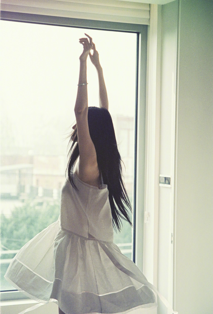 何穗白裙松弛美学何穗这身白裙真的把松弛美学演绎到了极致！干净利落的白裙衬得她气质