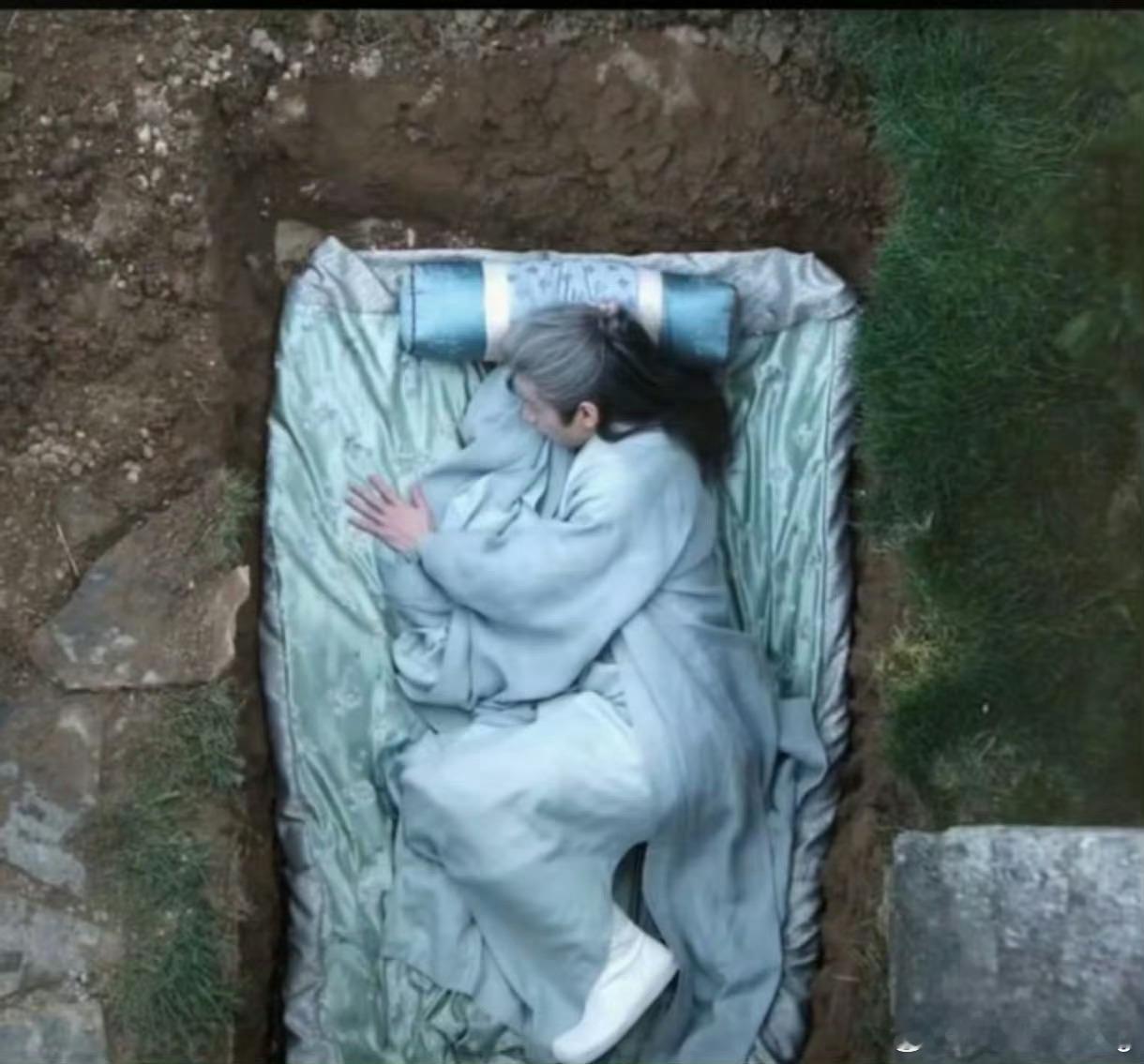 心如死灰…也算另一种意义上的从坟 墓里爬出来复仇吧…长安二十四计