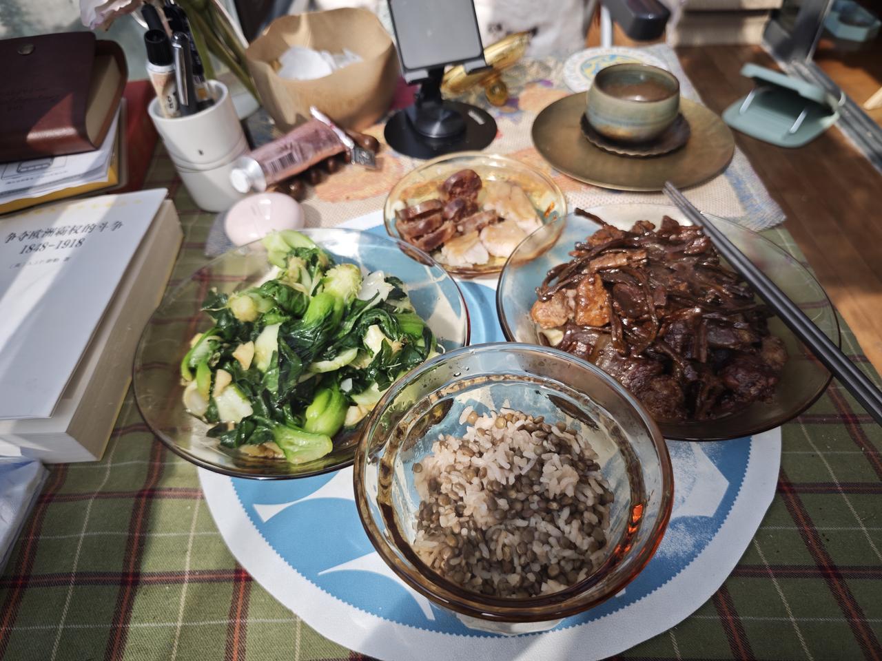 今日午餐。
小白菜。冬天的小白菜太好吃了，香甜软绵，还没有农药。有几样菜我只在武