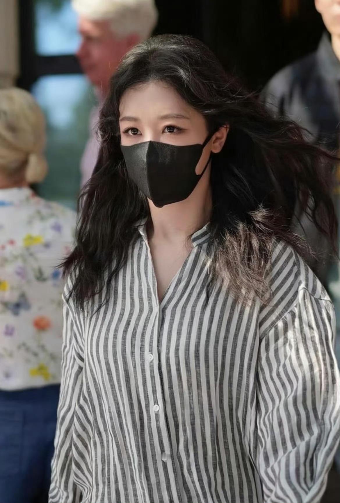 感觉像是昨天刚到拍的图 今天就迫不及待官宣了 鬼塚虎品牌代言人杨紫 ​​​