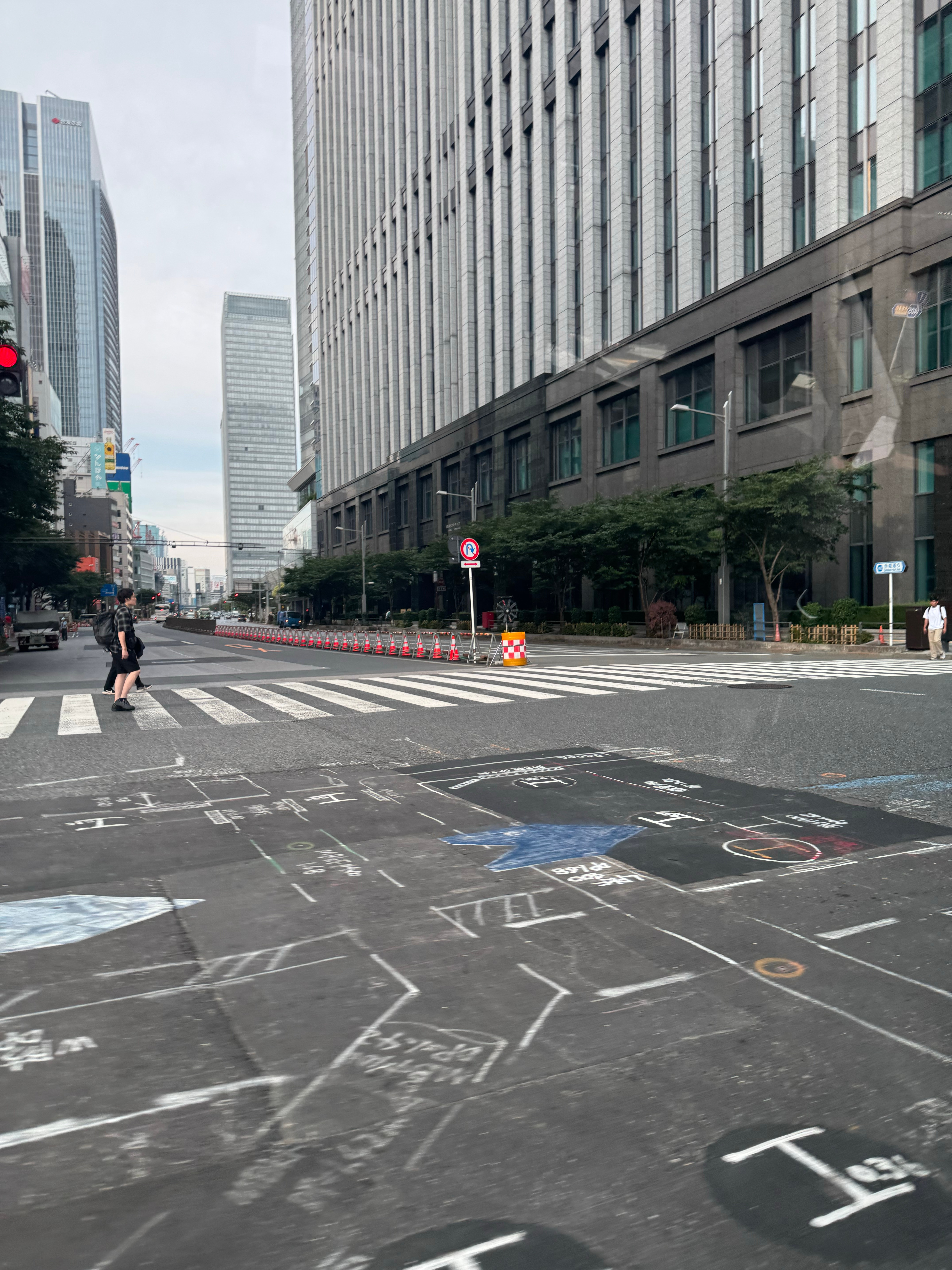 东京像个空城，大街上都没有人，车子都是出租车