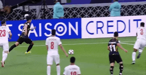 换马宁！[捂脸]哈桑实在是太扯了，这么明显的犯规，怎么可以做出点球的判罚？

约