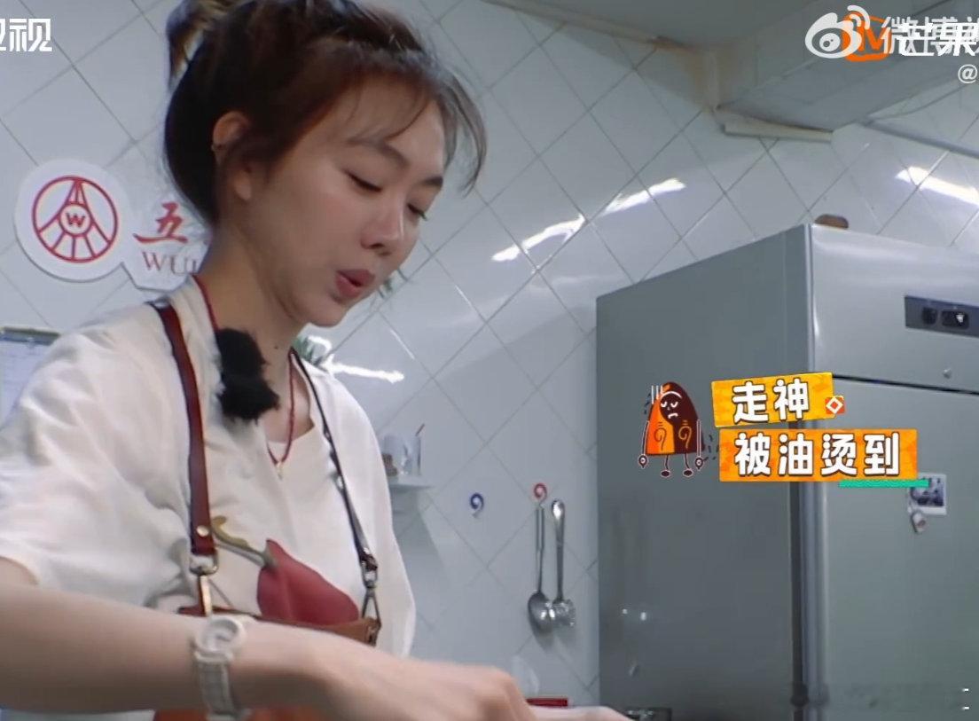 在姜妍身上看到了中餐厅的担当发现菜没熟，一点没含糊，赶紧整了个新小吃，这主动负责