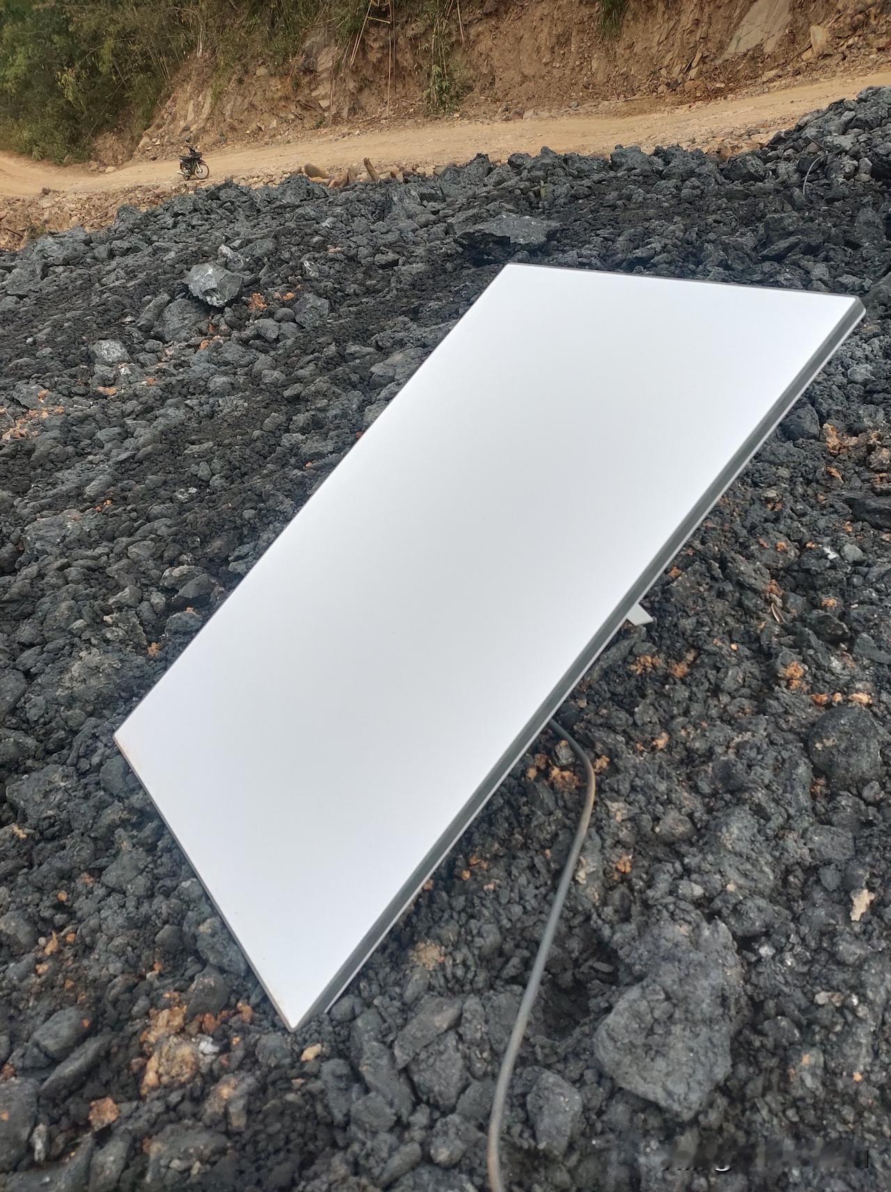 有谁知道这个是什么东西呢？
反正我在老挝山里快一个月没有信号了，今天老板带山里来