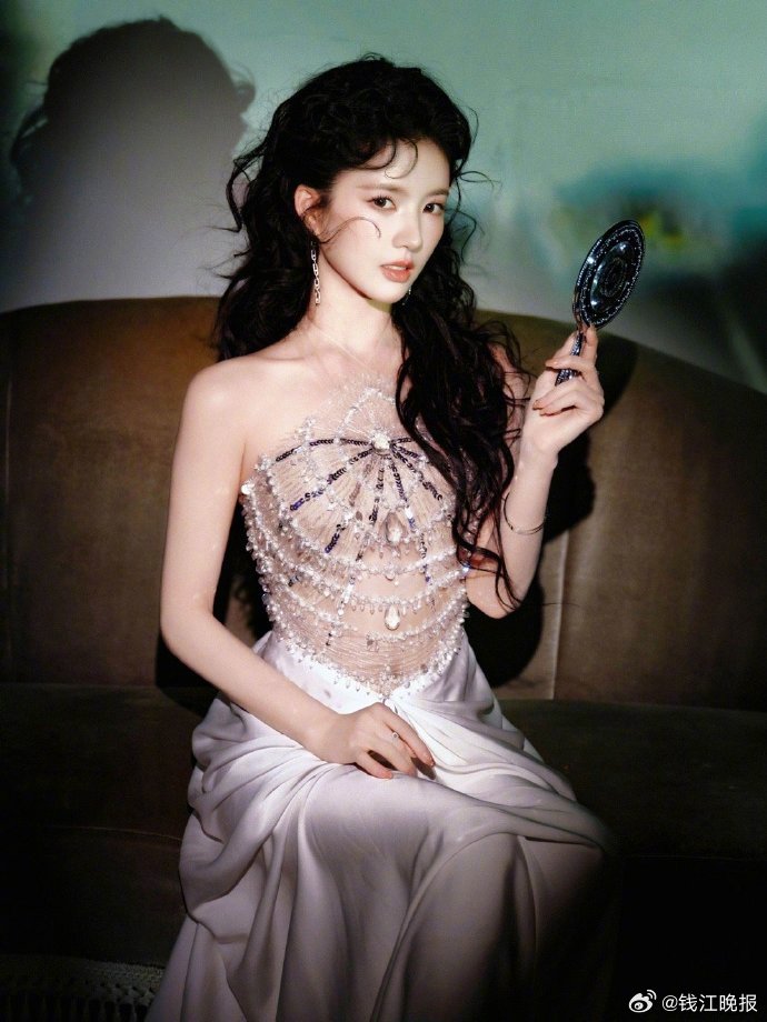      美图已送达！期待接下来的红毯美照#李一桐老娘与海#