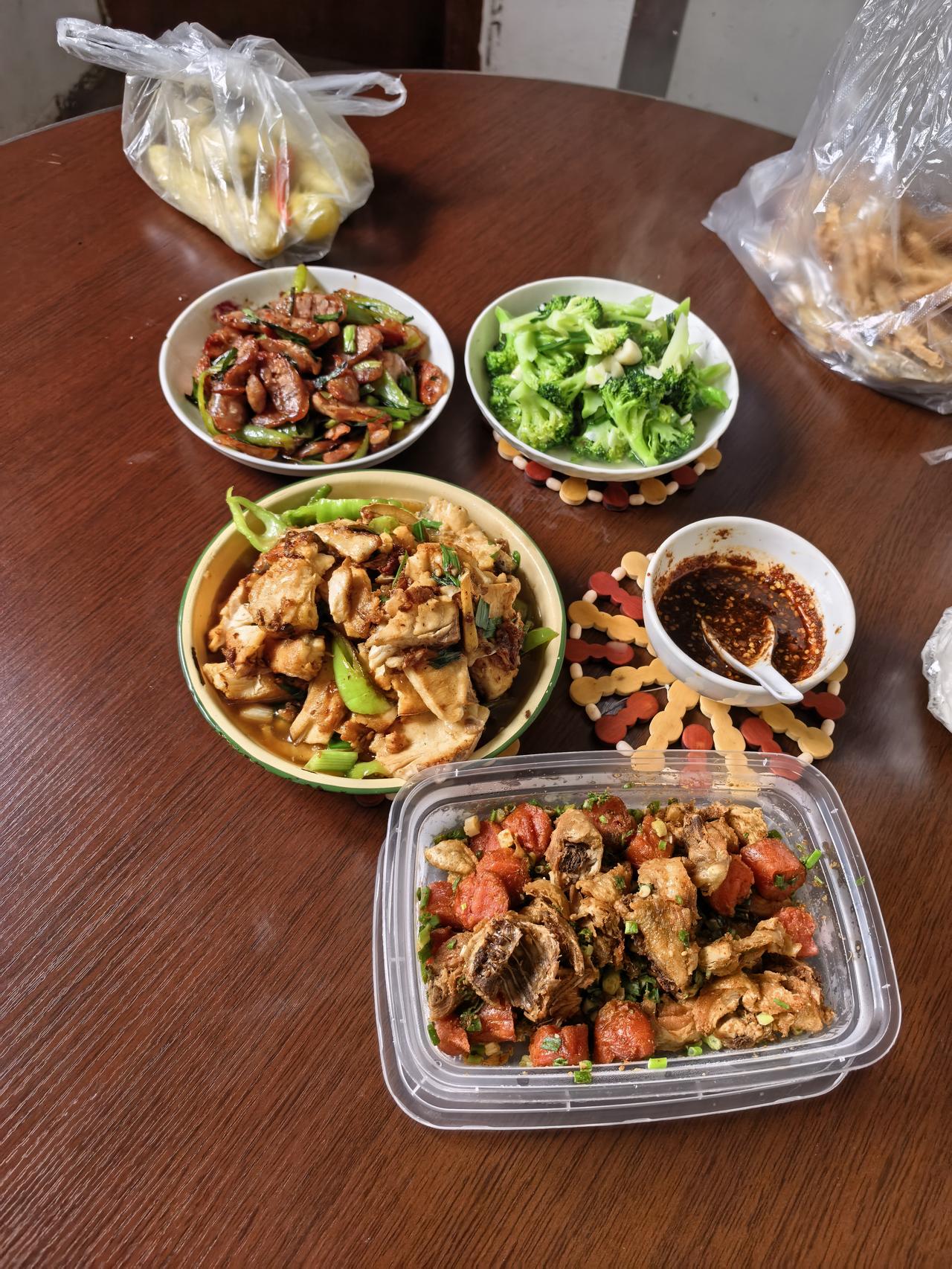 还有三个菜菜没拍到，当时太饿了，只顾着吃，忘记拍了。
我妈做饭可好吃了，以前干活