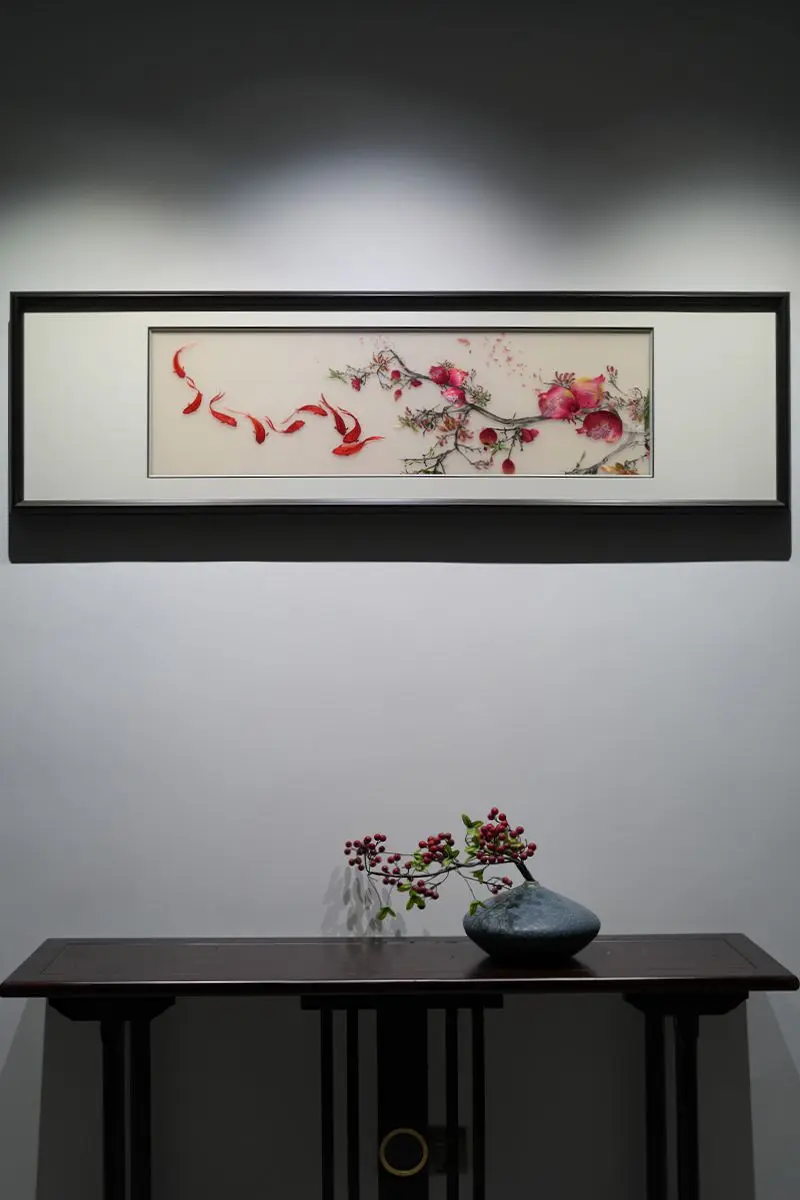 丝绣九鱼逐春水，榴开百子纳家兴 柔丝织游鱼逐趣，走线分鱼影灵动、榴果丰...