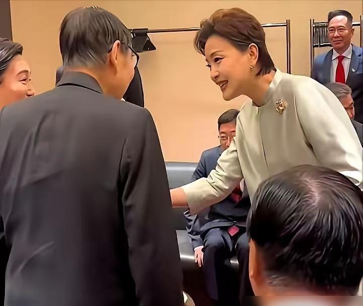 杨澜的手越过张艺谋，去握另一个人时，现场空气凝了半秒。
2018年导演协会表彰晚