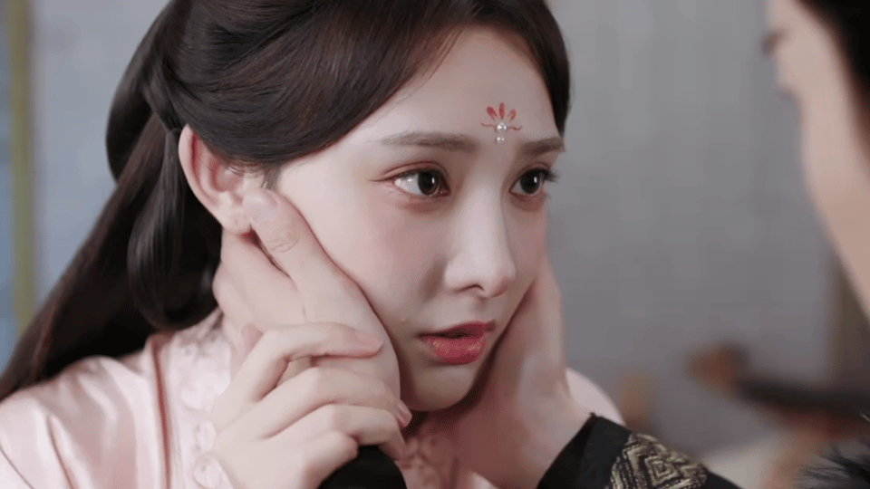 《凤凰台上》最新一集的捧脸贴贴名场面，彭小苒的隐形眼镜滑片看得超清楚！明明特写镜