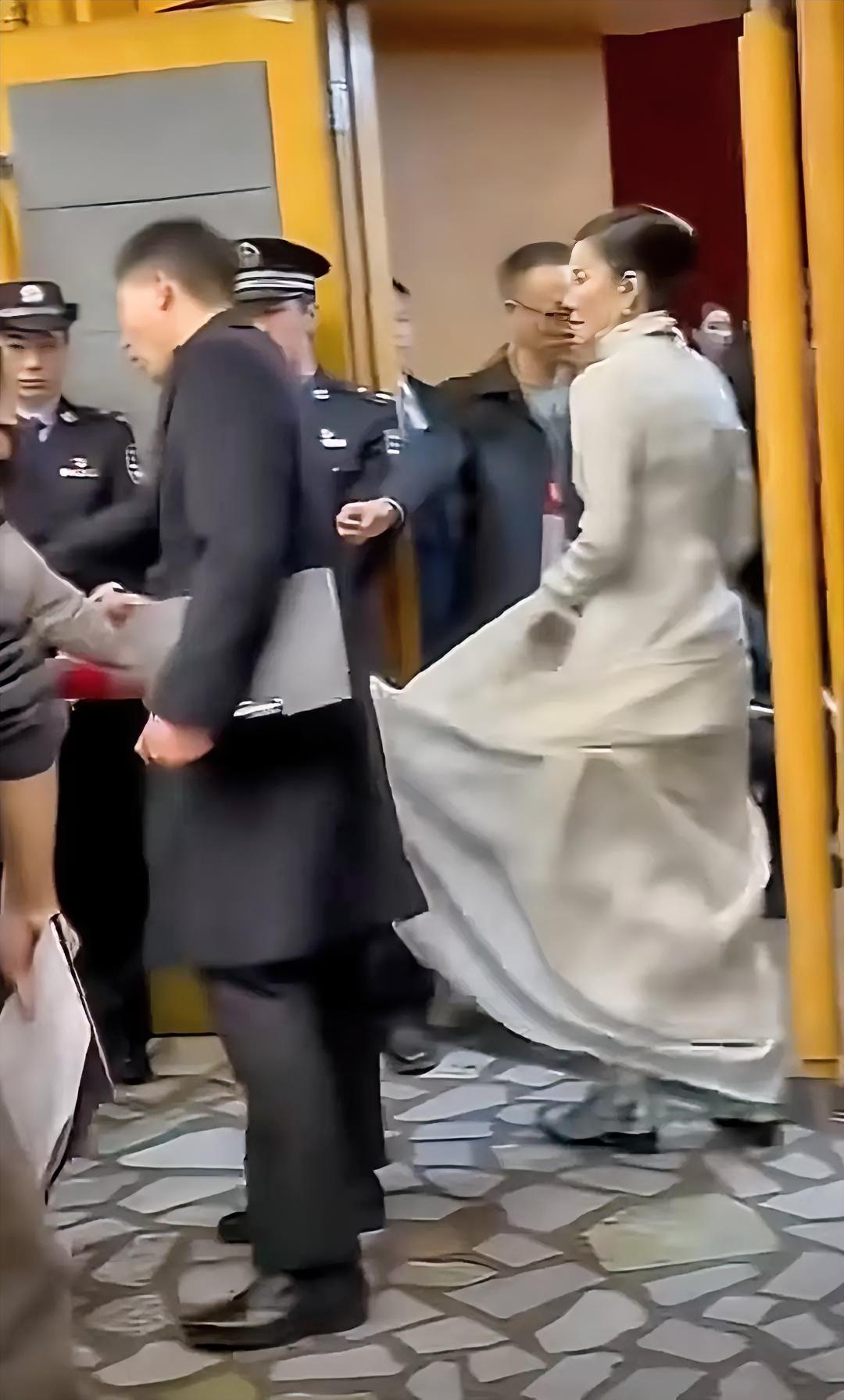 有王菲在，这个春晚注定精彩异常。今年的春晚看点来了，虽然没有倪萍，没有董卿，别灰