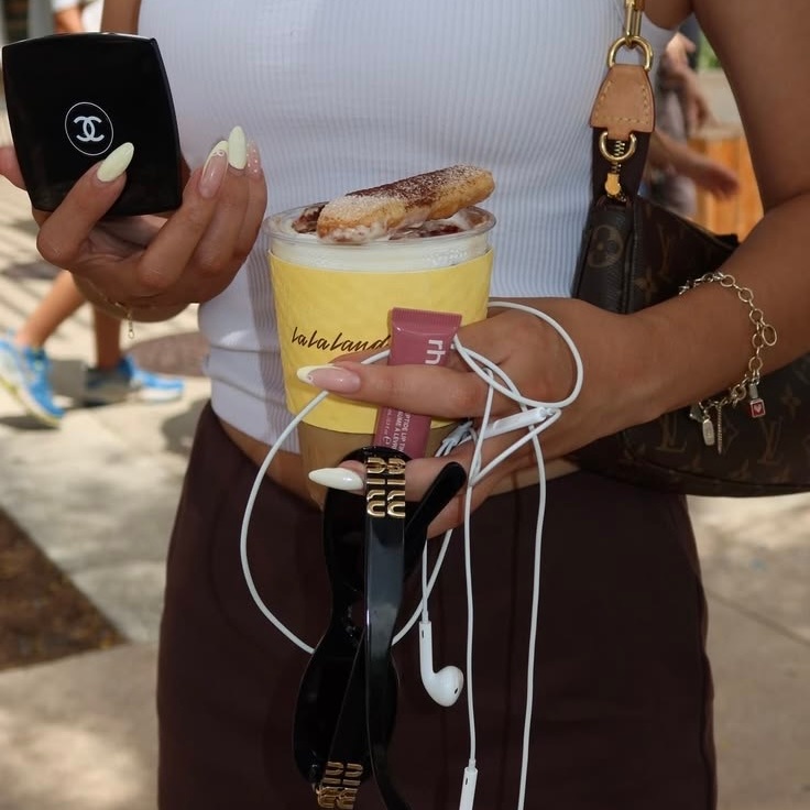 girls carrying things🫴 
