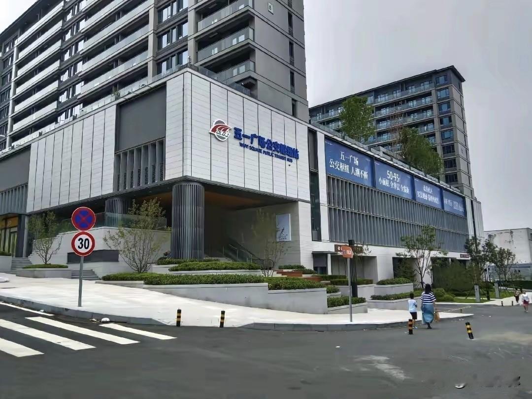 多年难产！大连五一广场公交枢纽，建完久拖不用引民怨
 
大连五一广场公交枢纽建设