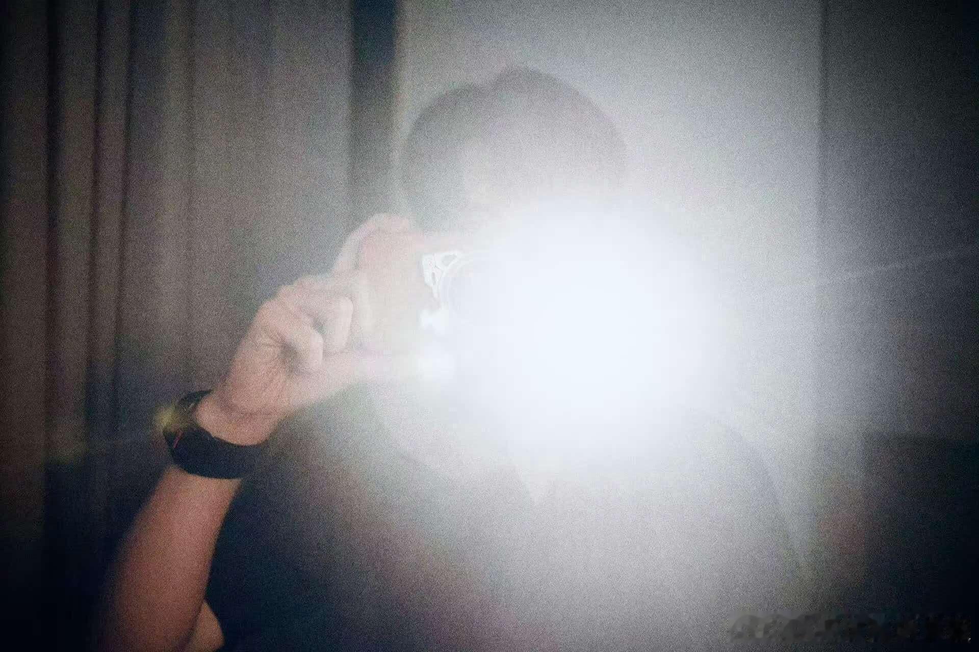 胡先煦黑发顺毛眼镜男胡先煦高智人夫感自然光下干净治愈，暗光环境里矜贵内敛，胡先煦