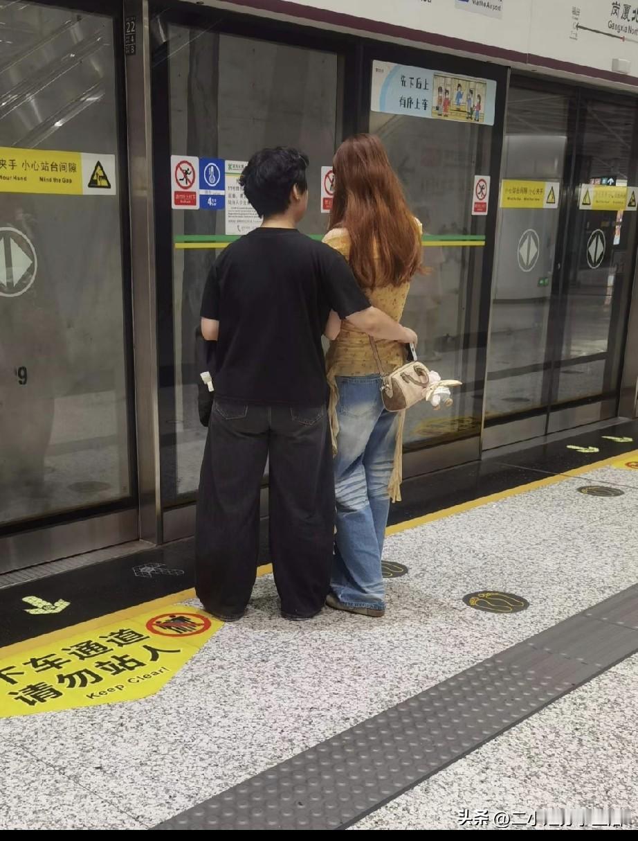 这个男生赢在了哪里？？
昨天下班看到这一对情侣，目测男生160女生165，他们感