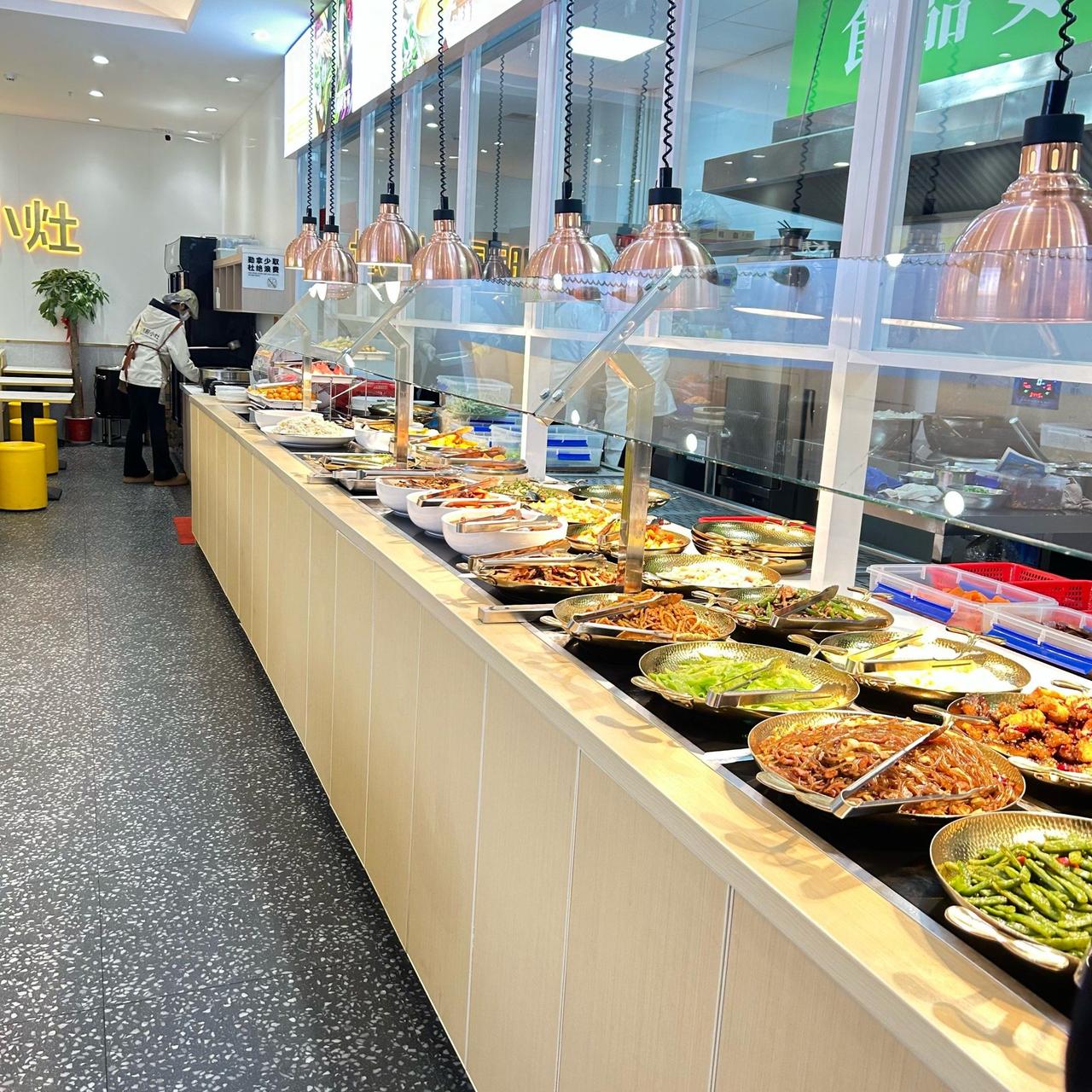 新年生活真是丰富多彩。在山东，有两个小女孩去快餐店，在那研究半天手机，最后扫码付