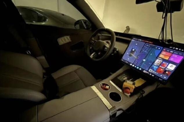 小米SU7的“兄弟车型”——YU7的内饰图最近全曝光了，我仔细看了下，确实有点东