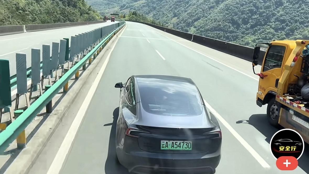 电车和视频车，都是危险驾驶行为。在高速路上除了远离大货车，就是要远离电车。电车老