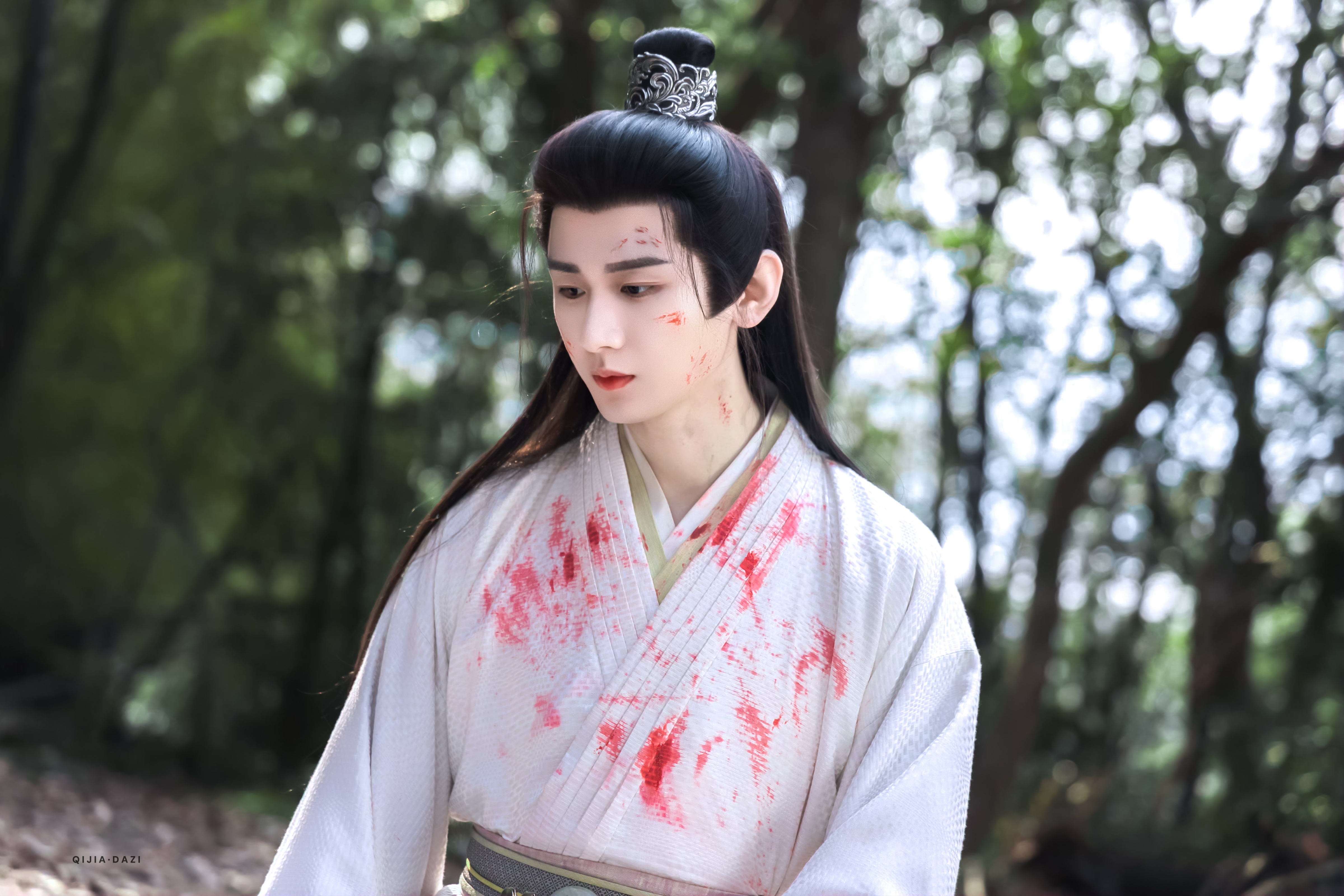 白衣染血成毅