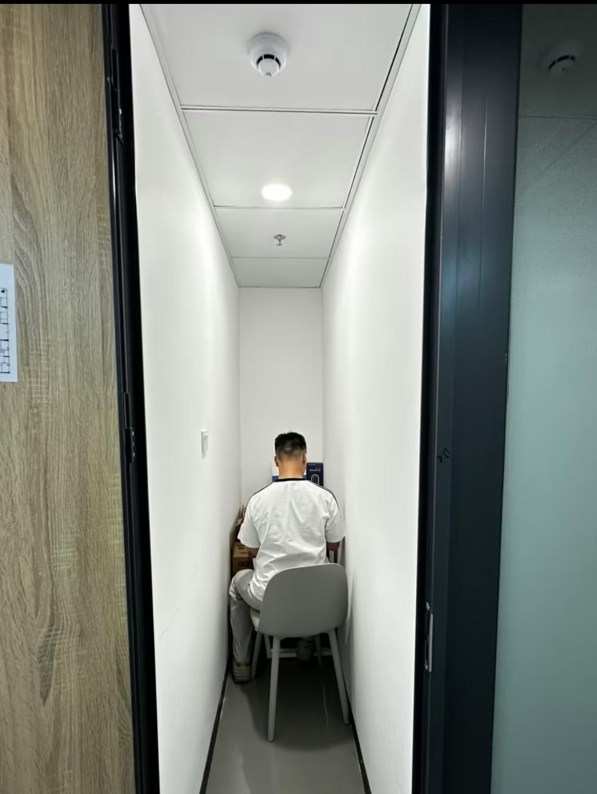 这左右碰壁，很应景，创业就是容易走入死胡同。这叫逼到墙角，坐里面不憋屈么，感觉好