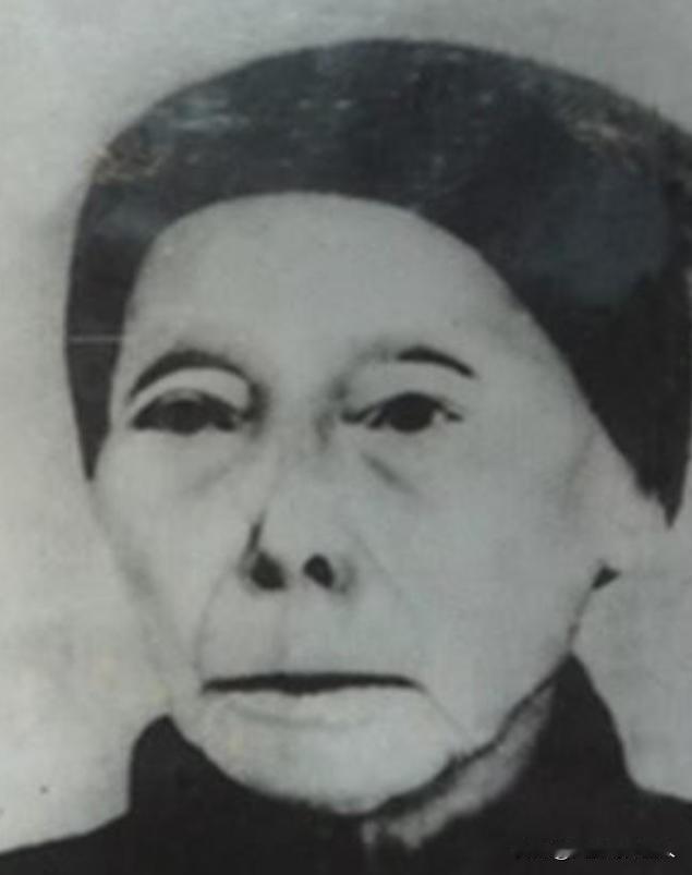 1933年，主席躲进农妇家。没想到，敌人搜查时，农妇却说：“你们要找的人，在我家