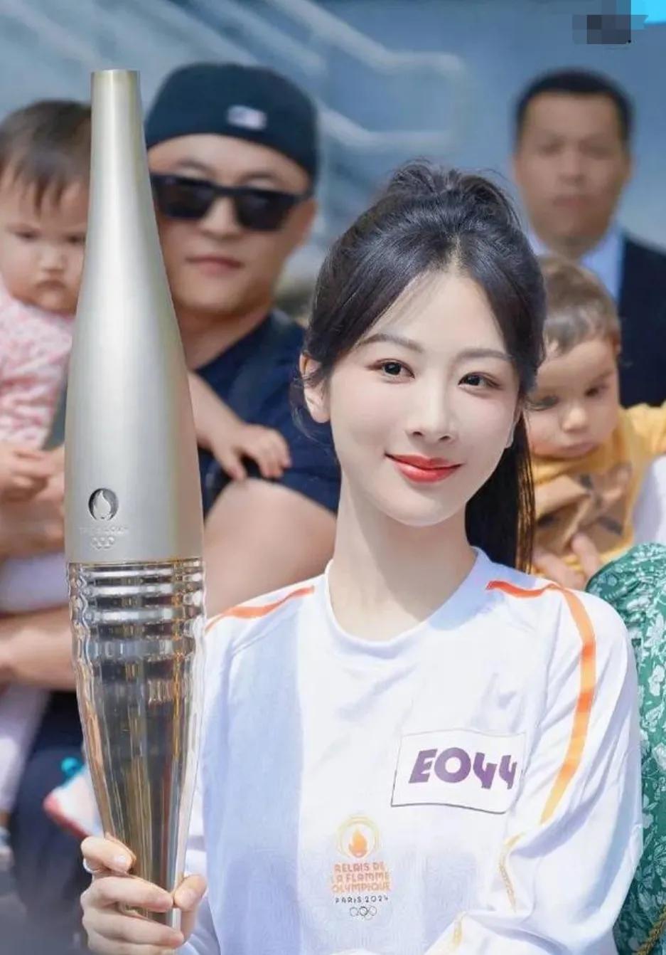 哇！好兴奋啊
杨紫也去当奥运火炬手了
穿着运动装绑着高马尾
精气神十足，活力十足