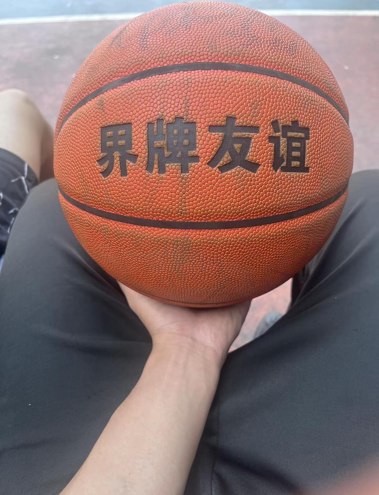 我休息了好长时间，告诉自己篮球真的好没意思，但我今天翻到了“他”打篮球的照片，发