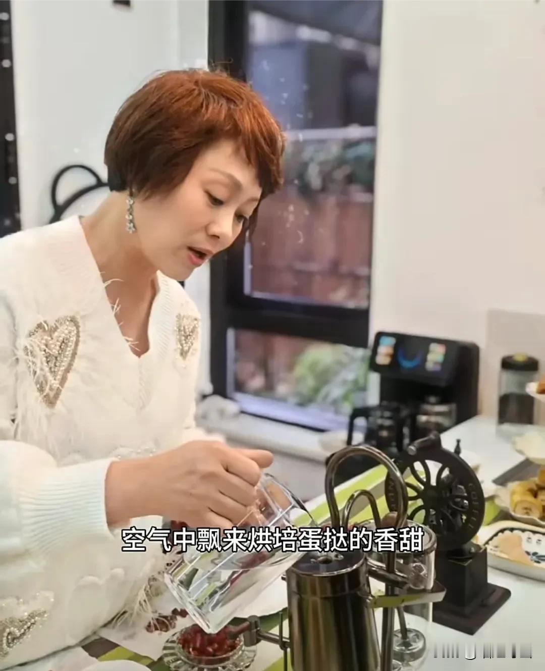 果真是一人得道鸡犬升天呀！曹某阳妈妈一头利落的彩色头发，浑身珠光宝气，抛开言行举