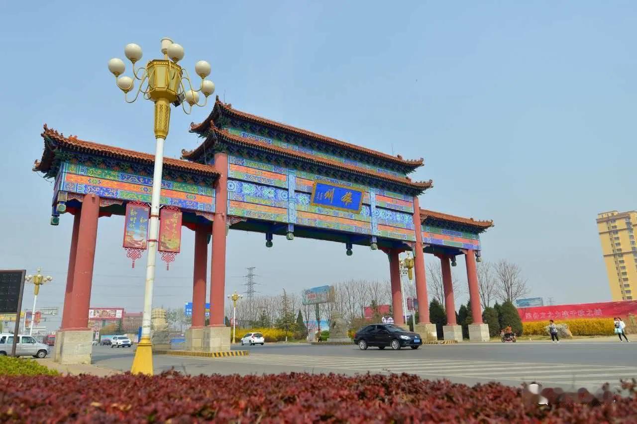 我的家乡雄安，正以“未来之城”的姿态拔节生长。蓝绿交织的生态底色上，千年秀林与白