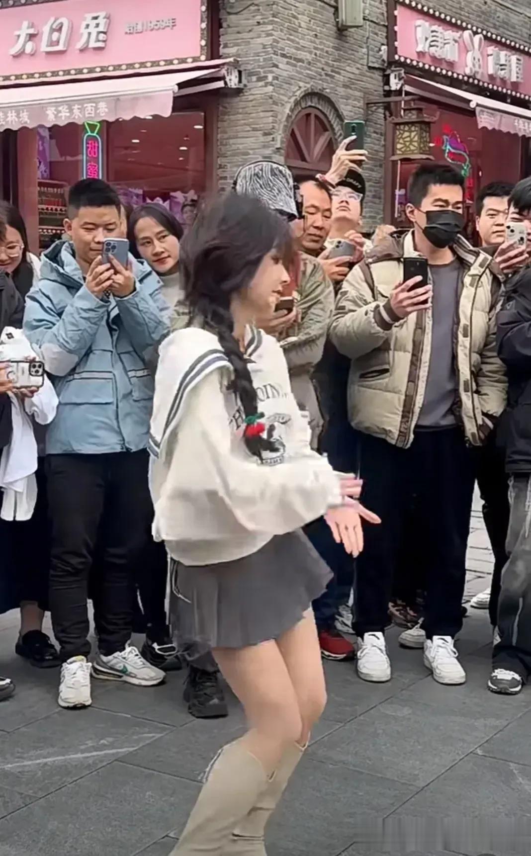 冷天穿超短裙跳舞！大多数男生围观！街头偶遇冯提莫跳舞！她这边这人气杠杠的！不过人