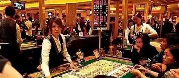 有人在澳门赌场赢了2000万，想收手走人。
赌场不仅不拦，反而给你升级黑卡，安排
