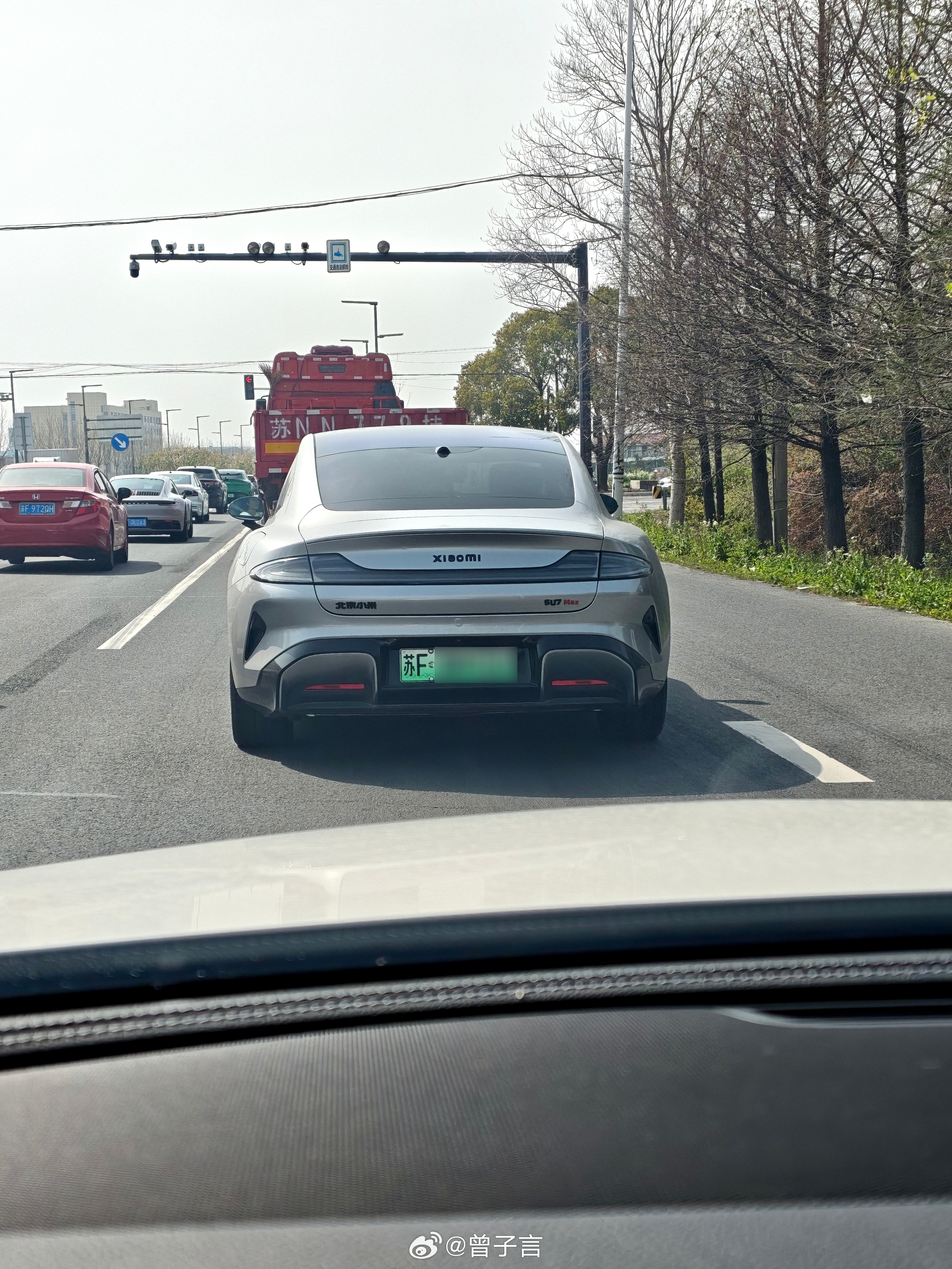 前面这辆小米SU7 Max 好帅 ～原来是我的呀，那没事了 