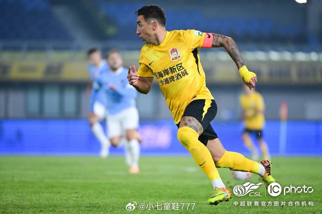 戴维森迎来中国俱乐部百场里程碑2026赛季中超联赛第3轮，凭借阿齐兹助攻戴维森的