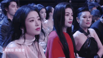 微博之夜上，周雨彤、陈丽君、袁娅维同框，彼此间的差异瞬间展露无遗。
周雨彤容貌姣