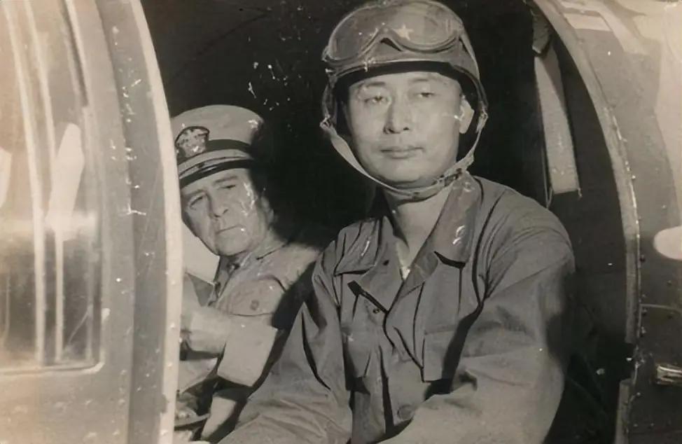 他当师长时被副师长管，当司令又请不动副司令，之后愤而率部起义。民国的军队中有一个