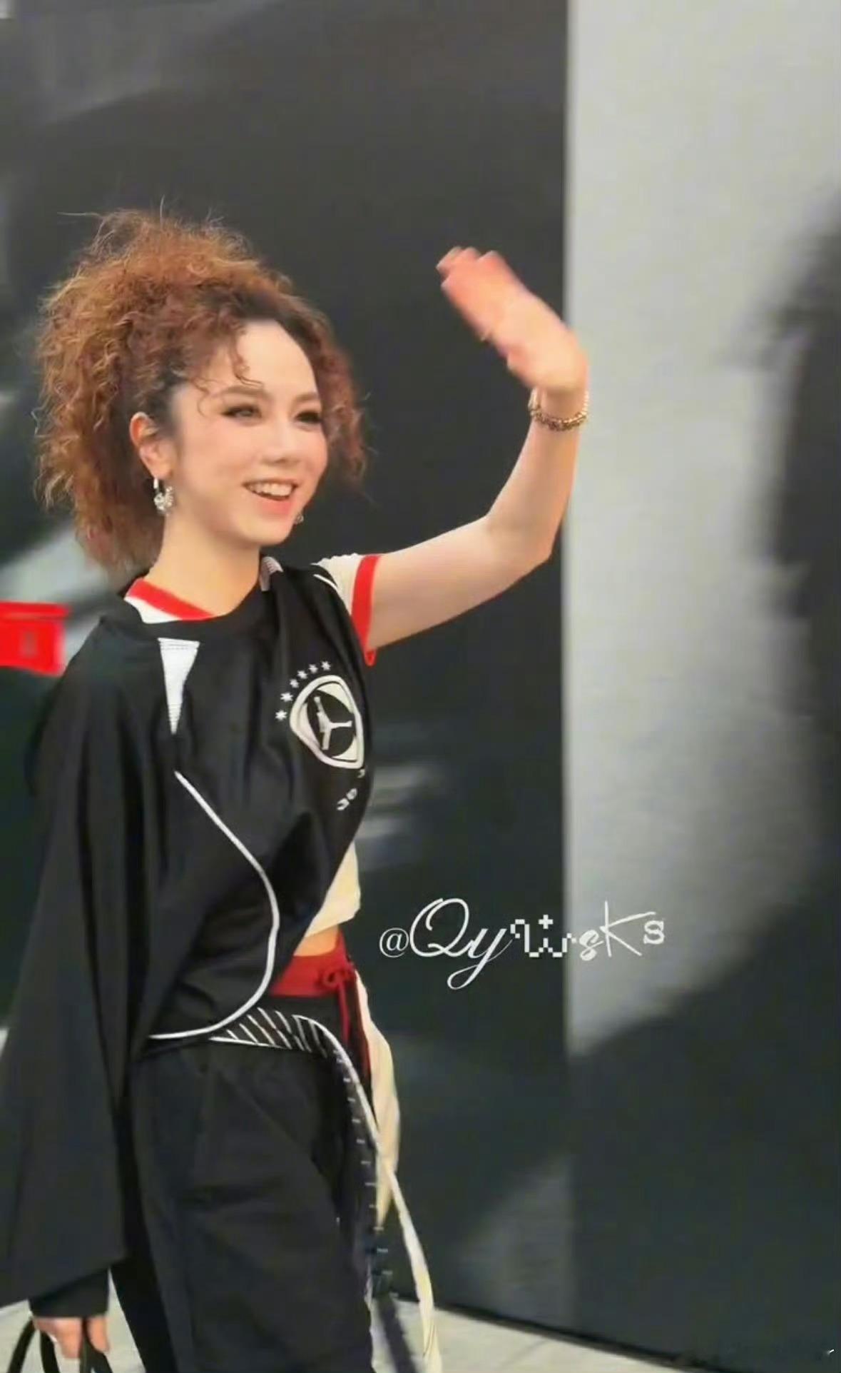邓紫棋拉美卷辣妹蓬松复古的拉美卷发惊艳亮相，邓紫棋化身氛围感辣妹，又美又飒气场全