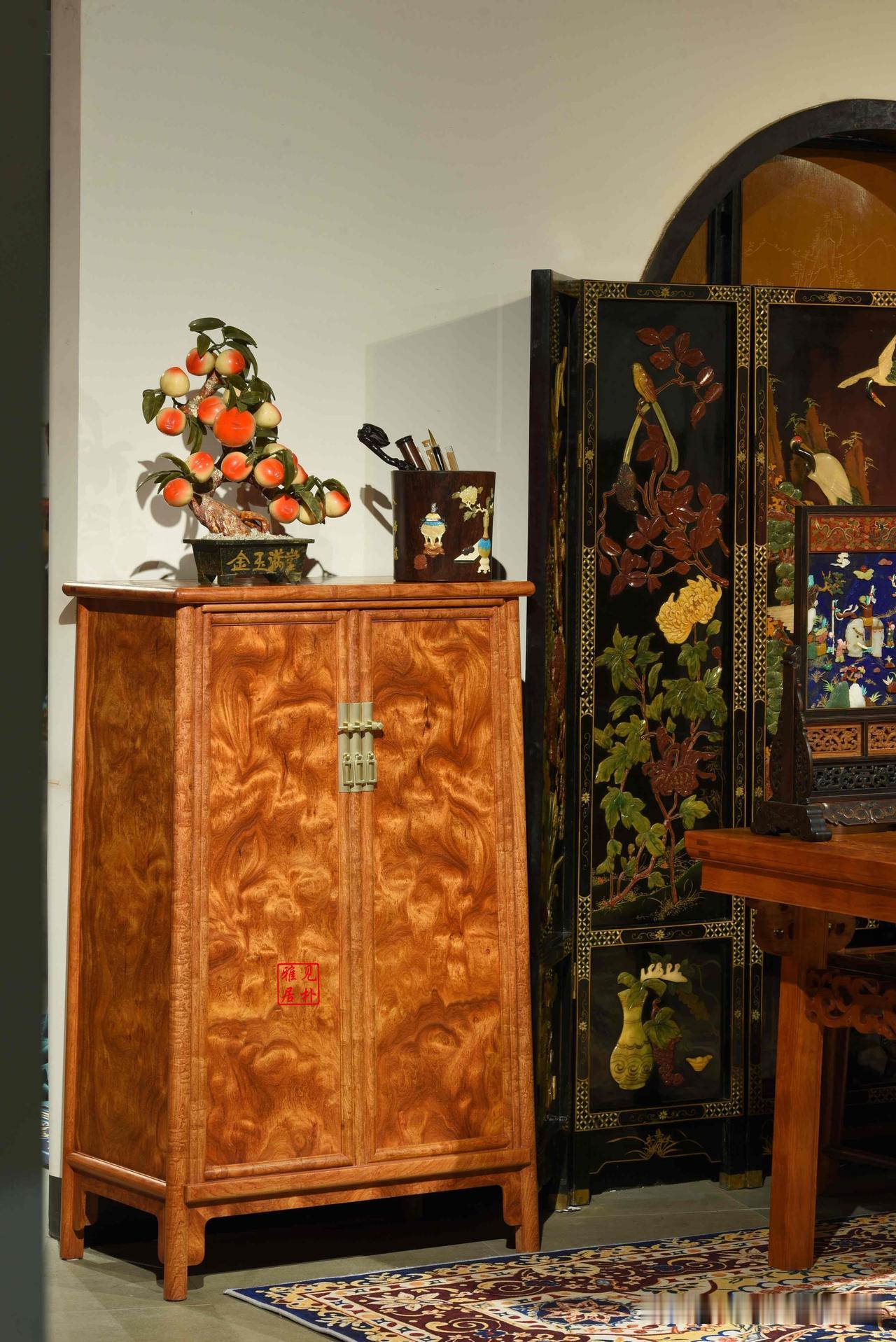 太美都想抱着睡了｜缅花满龙胆圆角柜
木纹流转间，是岁月沉淀的温润肌理，每一道蜿蜒