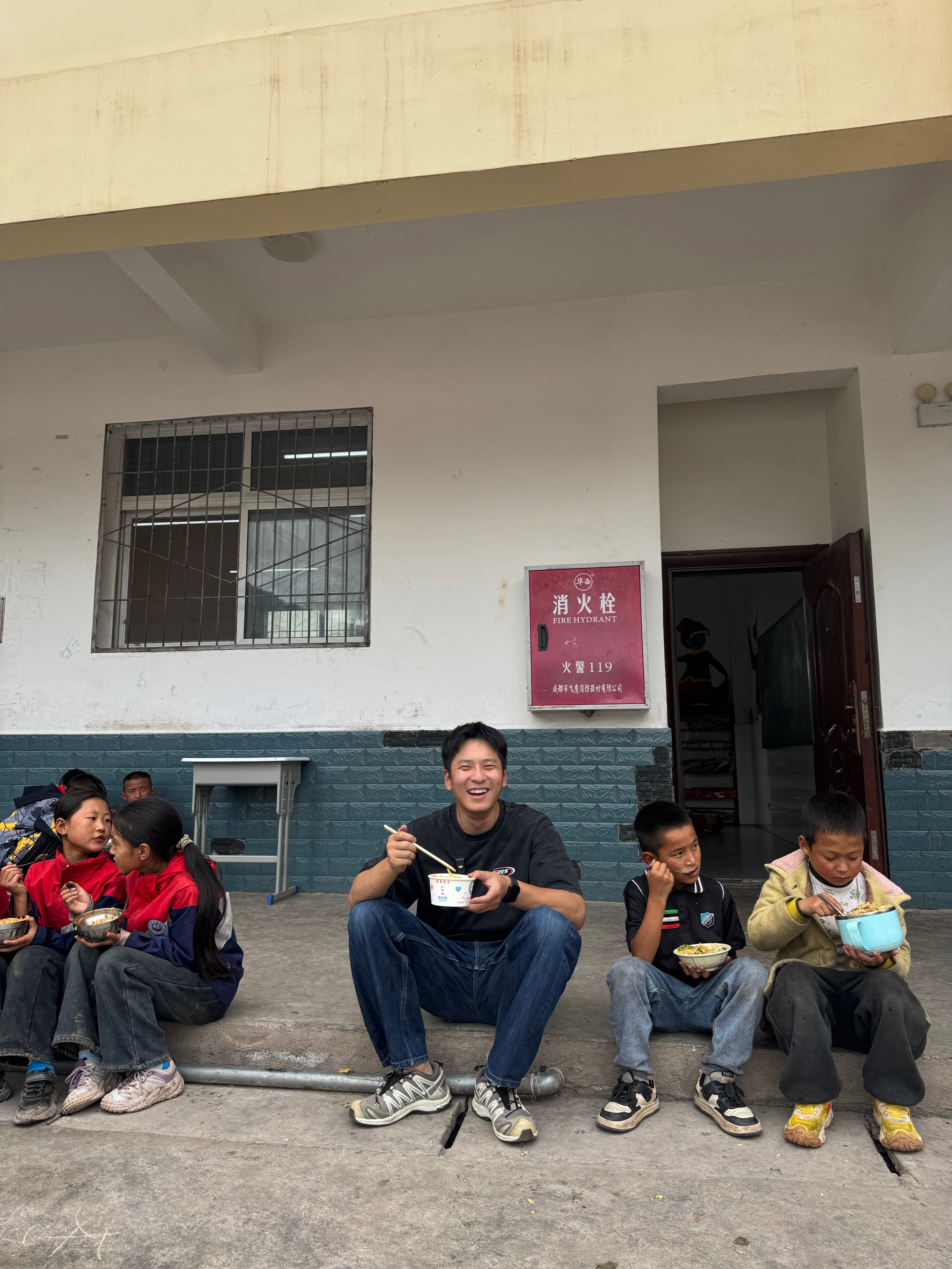 志愿者郭老师说：这里可以治好抑郁症，孩子们的眼睛里都有光我来看过了，是真的！吃完