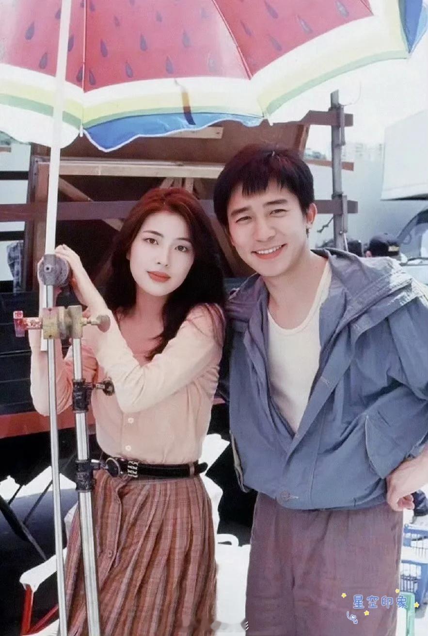 1993年，梁朝伟和罗美薇合作《情人知己》时的片场照，当时的梁朝伟笑起来好青涩，