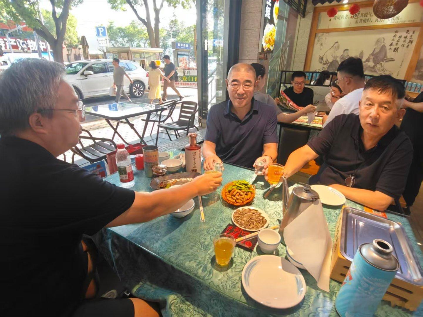 没有人陪鹏喝白酒了，无奈，他只好自己左手杯碰自己右手杯 兰州·兰州中心