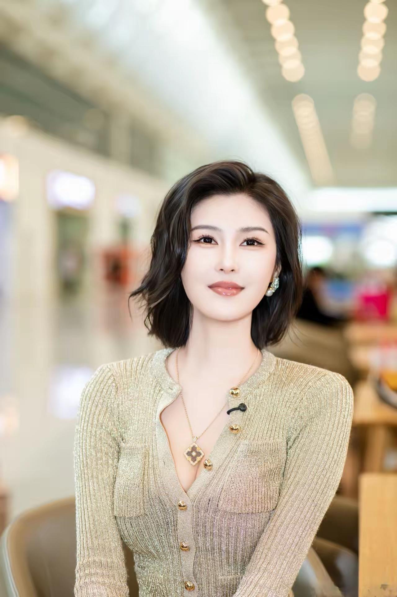 优雅气质，时尚穿搭，都市女性风范。