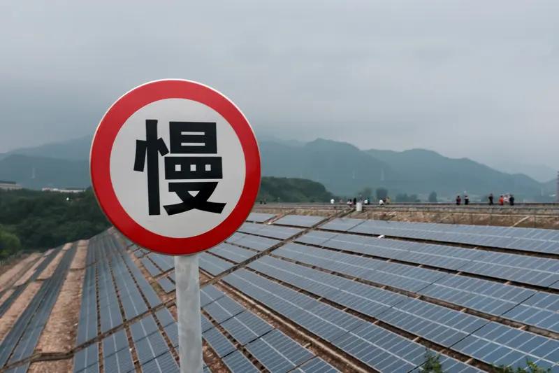 在新兴市场，中国光伏板企业则以灵活的策略适应其独特的市场规则。这些地区往往基础设