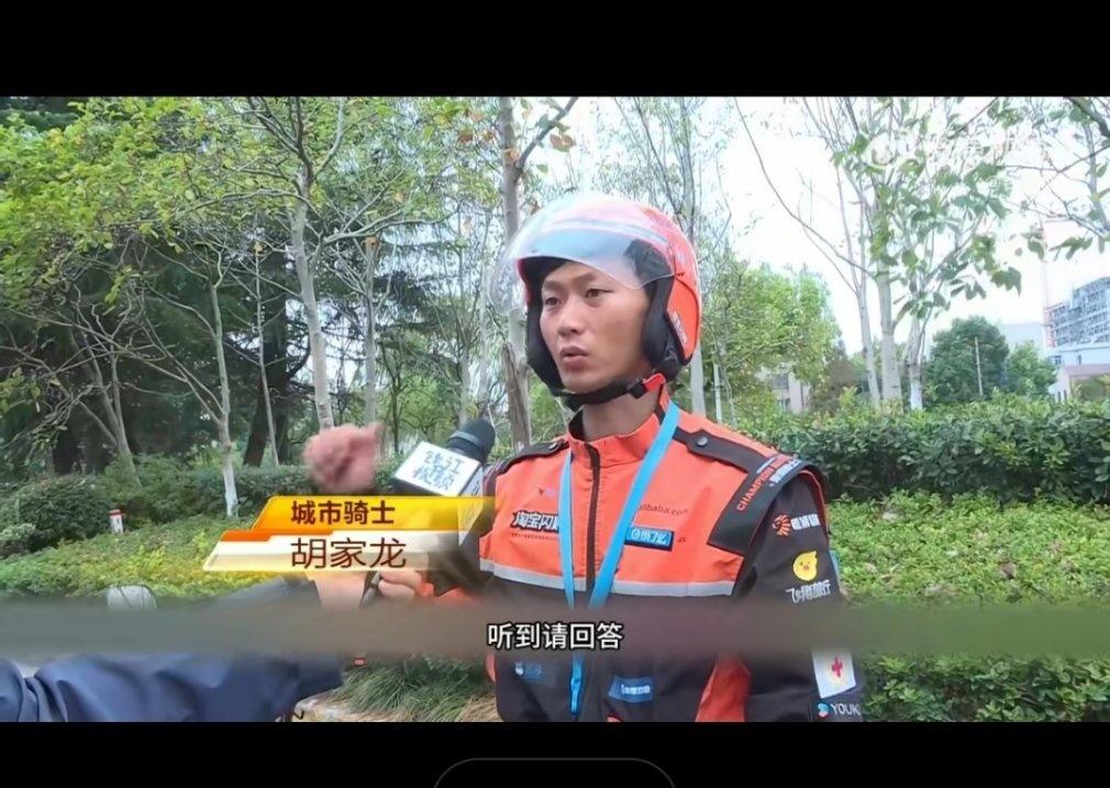 小巷起火外卖小哥逆行疏散人群逆行的方向从不是危险，而是想为更多人挡住慌张。外卖箱