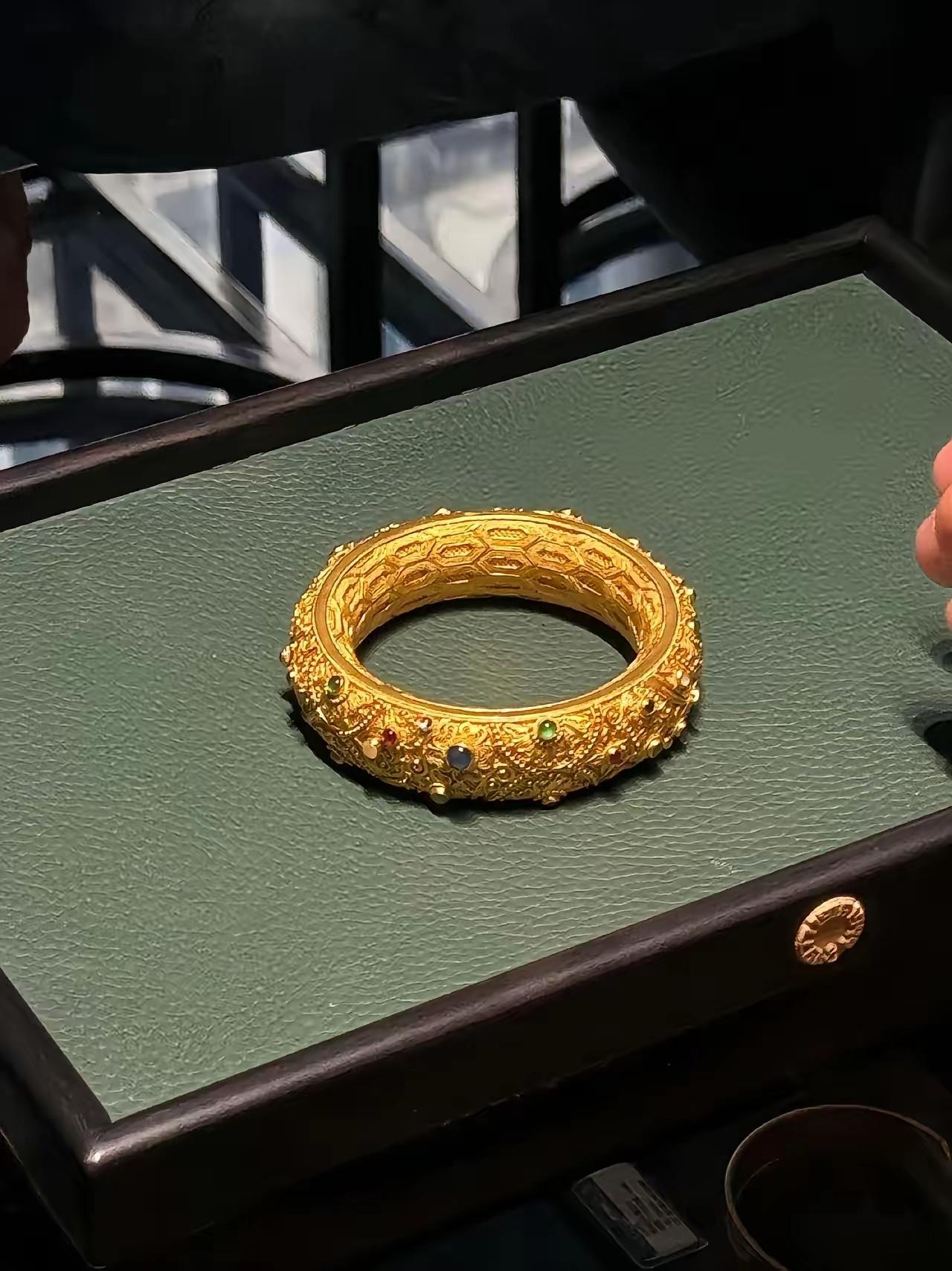 之前听人说金莎那个小男友要攒钱给她买五金，我当时还偷偷笑，心说就这？五金都得攒钱