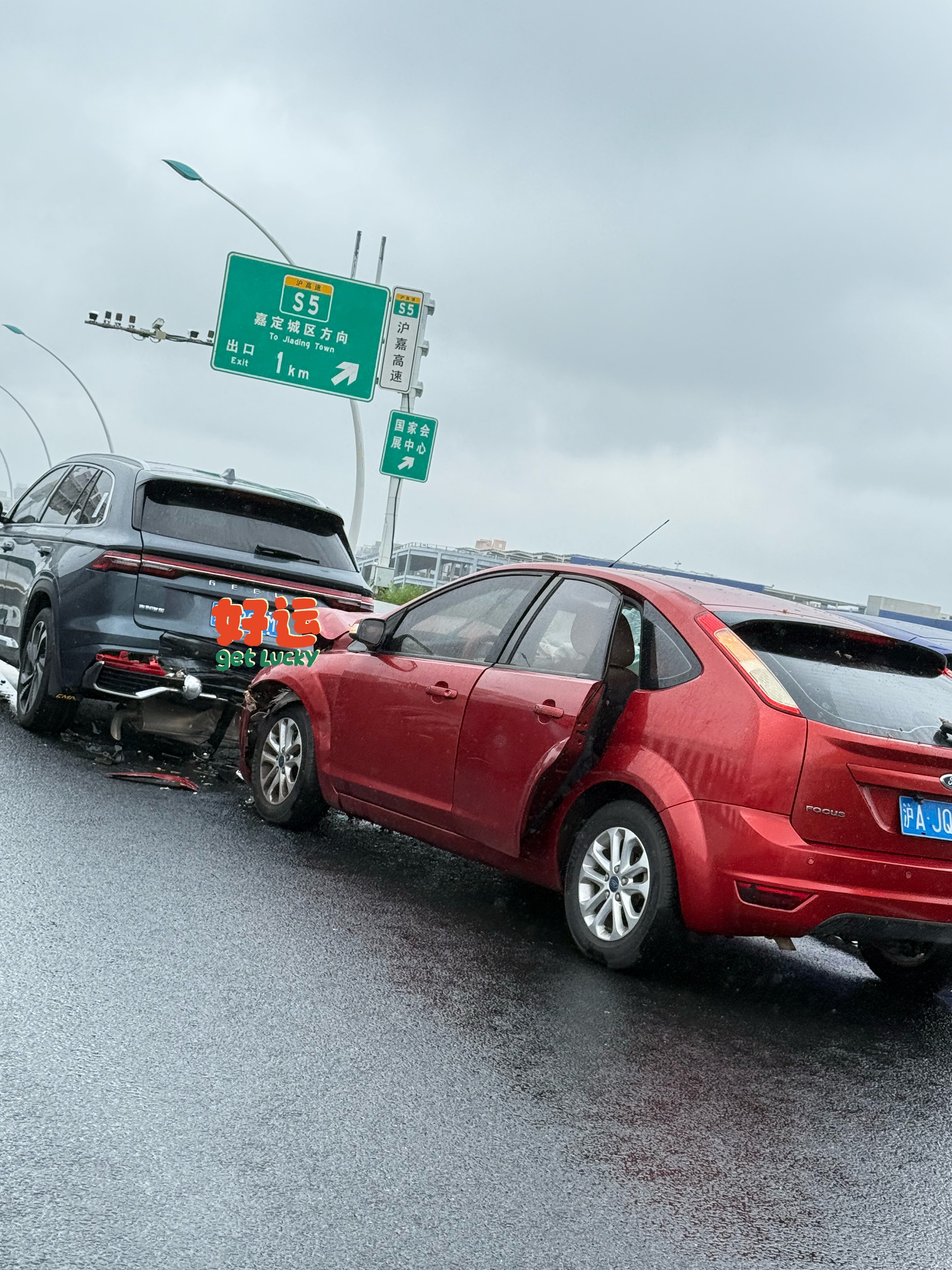 雨天路滑视线阻碍还是要安全第一短短300米两起交通事故堵疯了 上海·中环高架