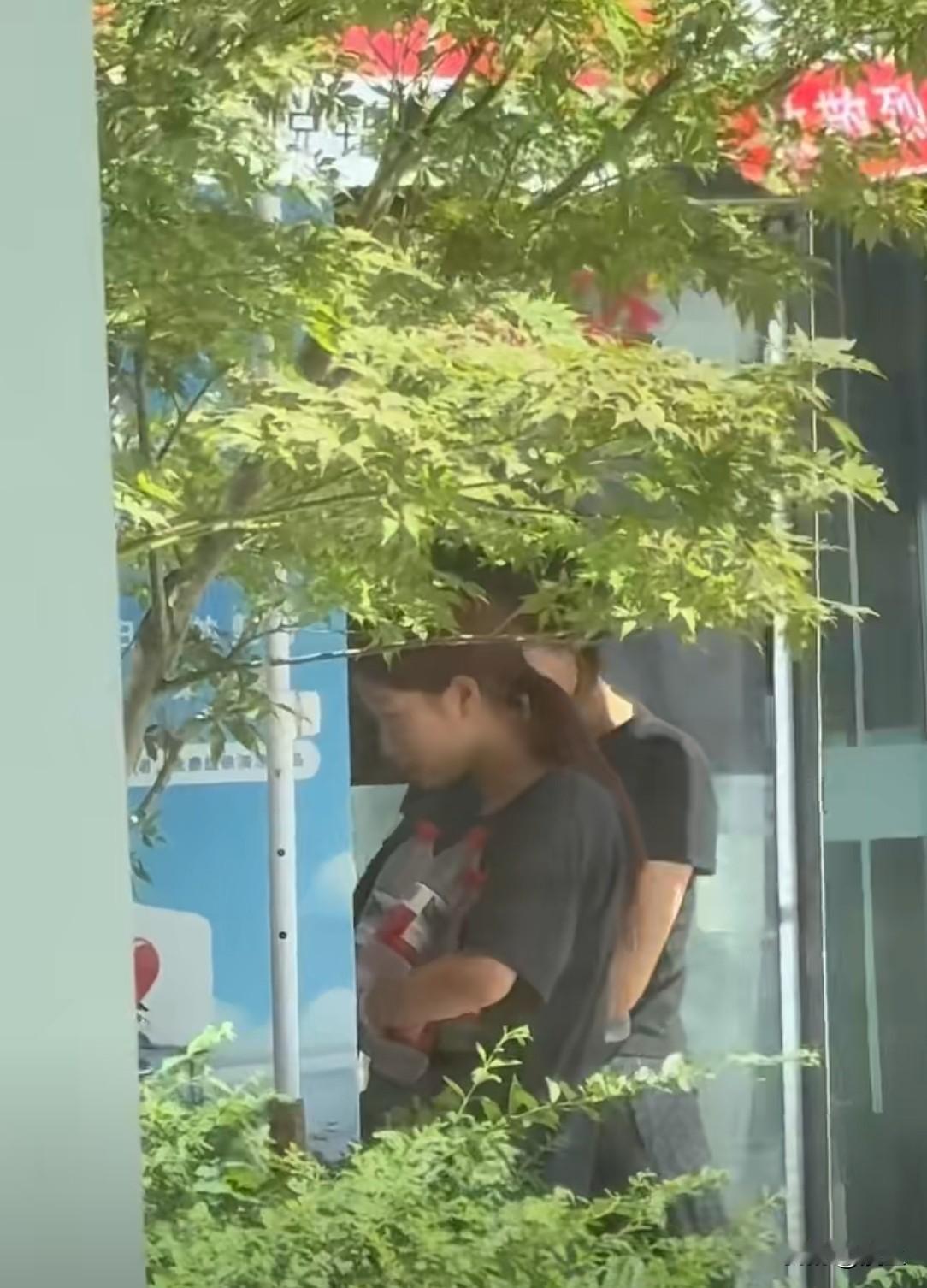 这两名女子真是把“贪小便宜”演绎到了极致。

街头那台爱心冰箱，明明写着是给环卫