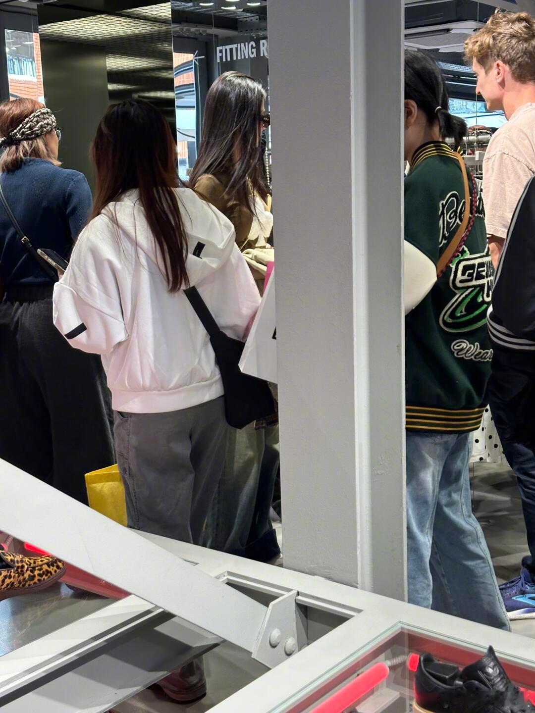 王楚然李奕臻同游圣水洞 王楚然李奕臻同框现身韩国圣水洞逛街！私下同游状态超惬意，