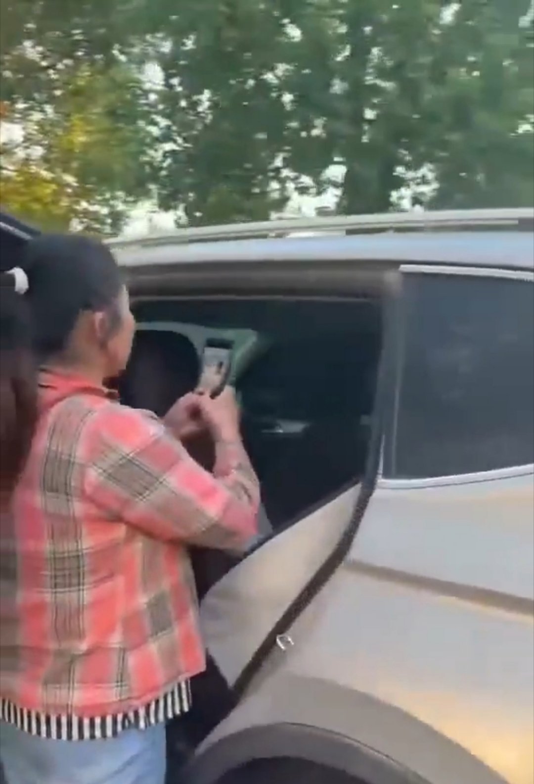 刷到一个瓜，公公和儿媳车内偷情，被婆婆现场发现！ ​​​