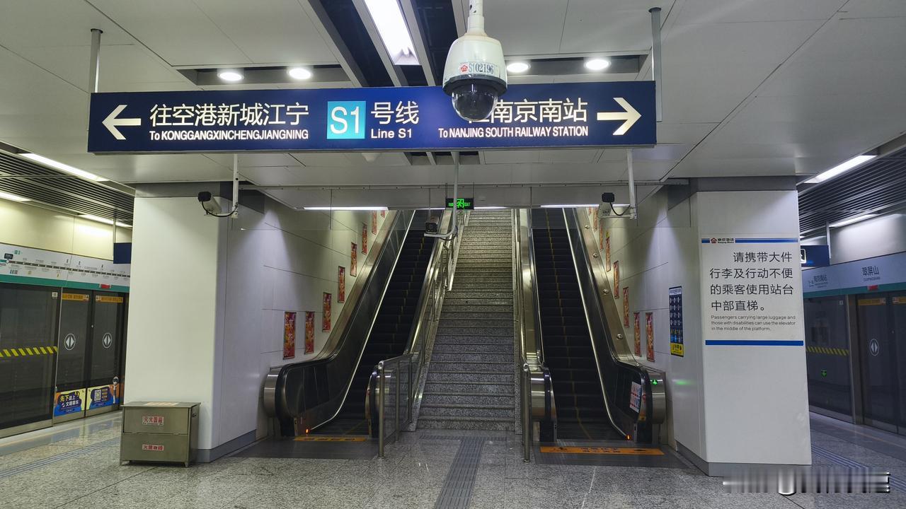 刚通车那会我还特意凑过热闹，坐了两趟，完全没预想中挤到贴门的程度，工作日早高峰甚